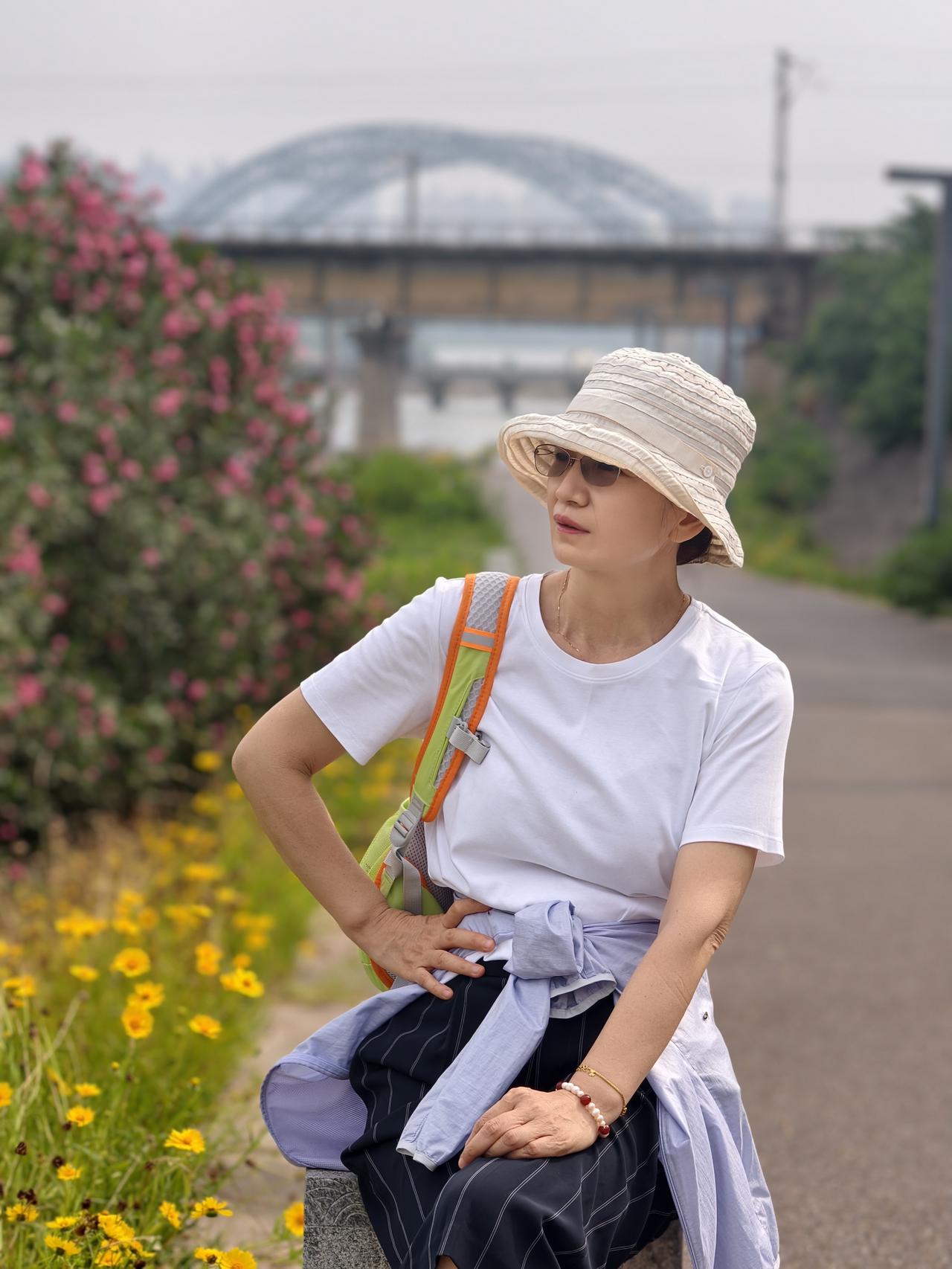 退休半年体重不增反减，我是这样做到的：
1，退休前身高一米六四体重110斤。
退