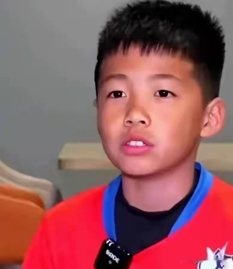 大雨里跪地打电话的一幕，
真的看一次哭一次。
 
12岁男孩孟新艺，刚在欧洲赛场