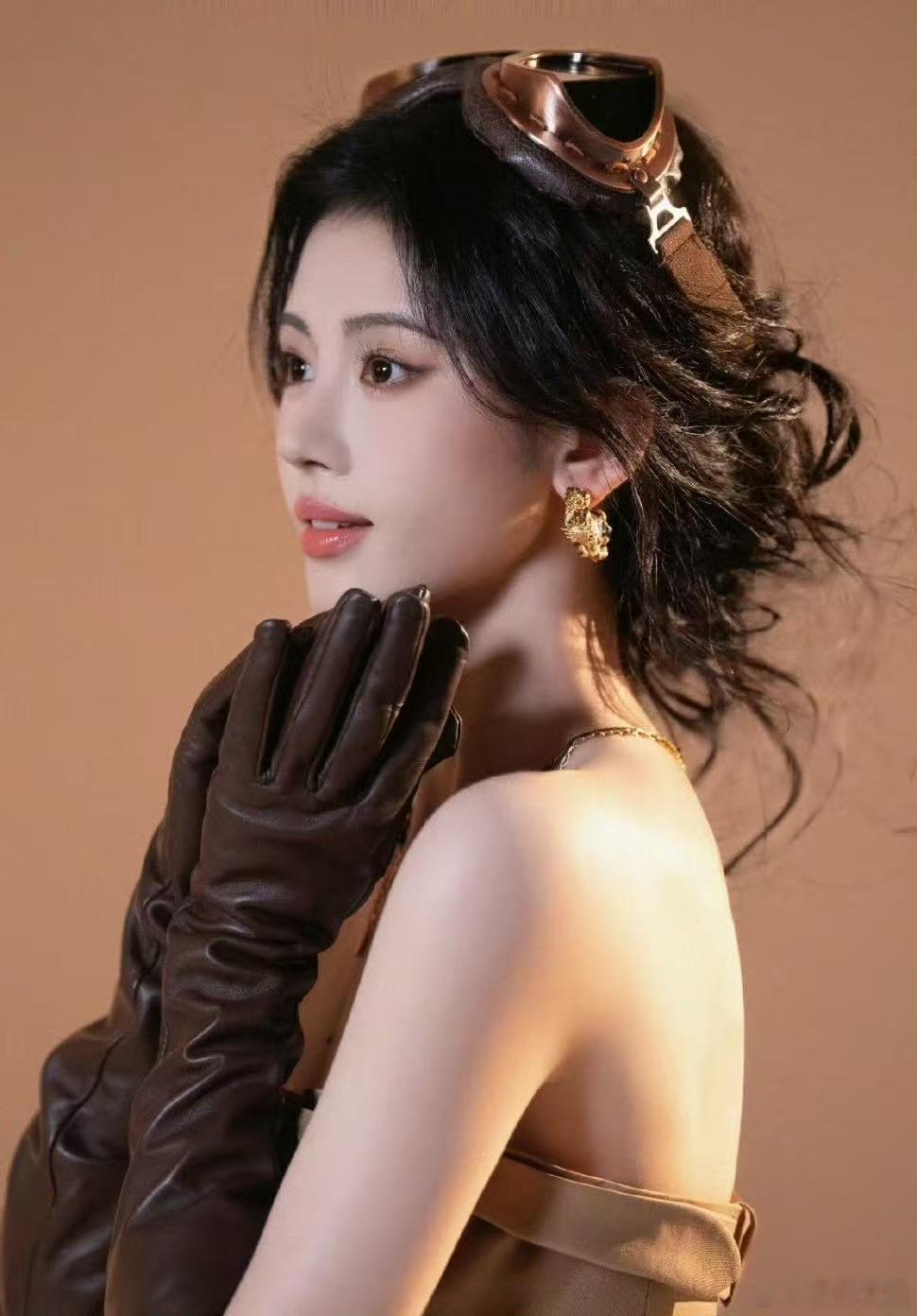 鞠婧祎代言BOLON眼镜，等官宣，