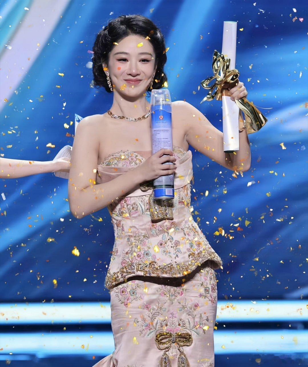 杨紫获白玉兰视后争议不止杨紫获得白玉兰奖，是实至名归的好吧，哪些黑子无辜黑，说是