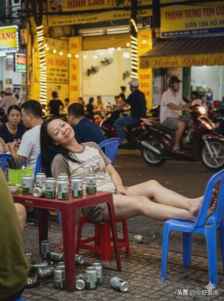 四十瓶西贡夜

阮氏芳喝到第四十瓶时，天快亮了。

范五老街的霓虹一盏盏灭下去，