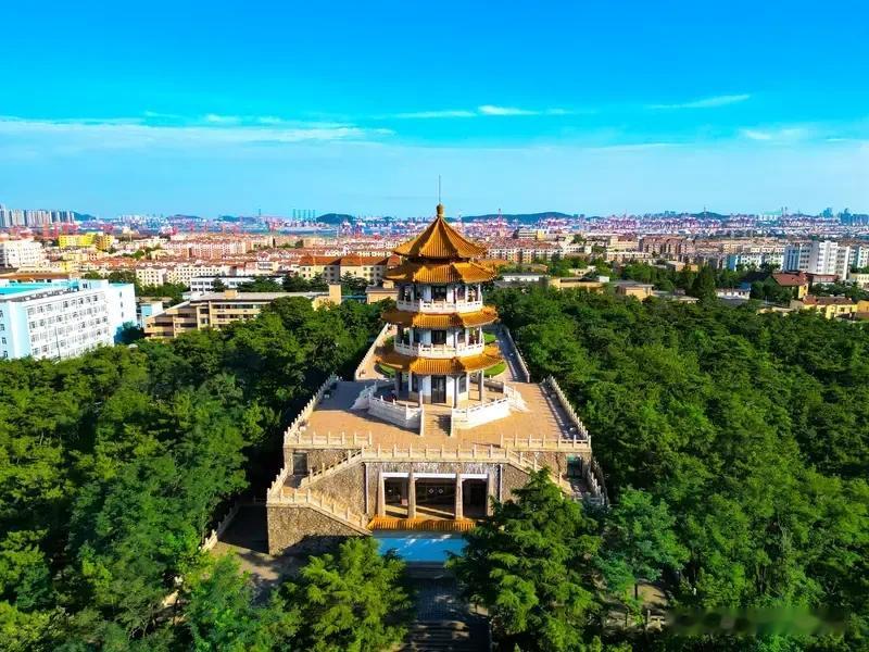 七律   江城幽思
江城自故风流地，山水多情醉客身。
怀旧寻诗听鸟语，感新观舞忘