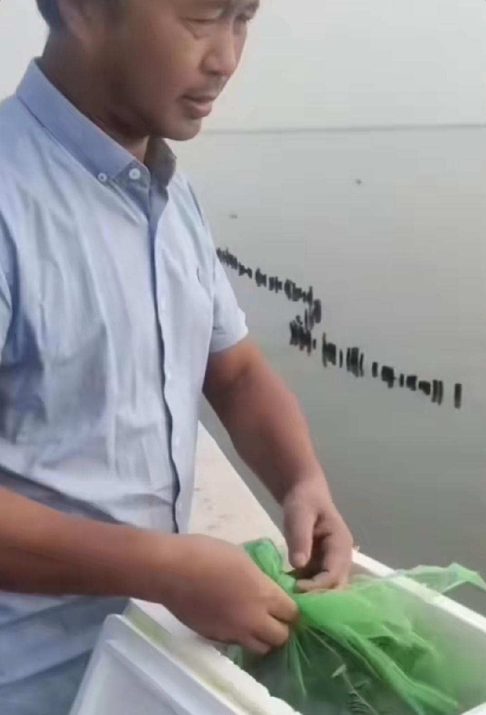 老师特别说过，他不忍杀生，所以放了，但别人做熟的他吃，平时也绝对不会买
其实这个