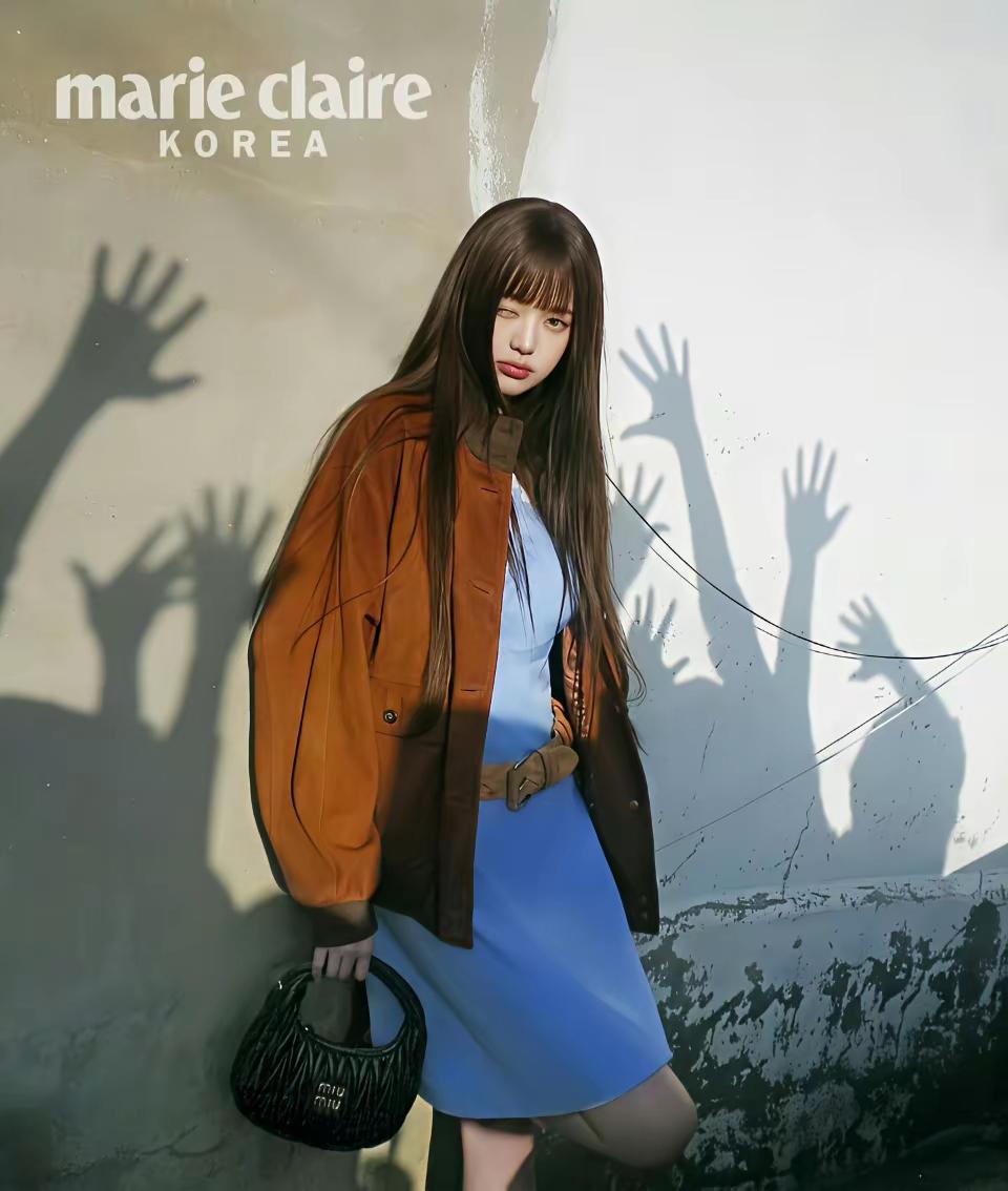 你敢相信，这是同一品牌的宣传海报吗？

网友喊话：赵今麦有骨气一点，别再代言这个