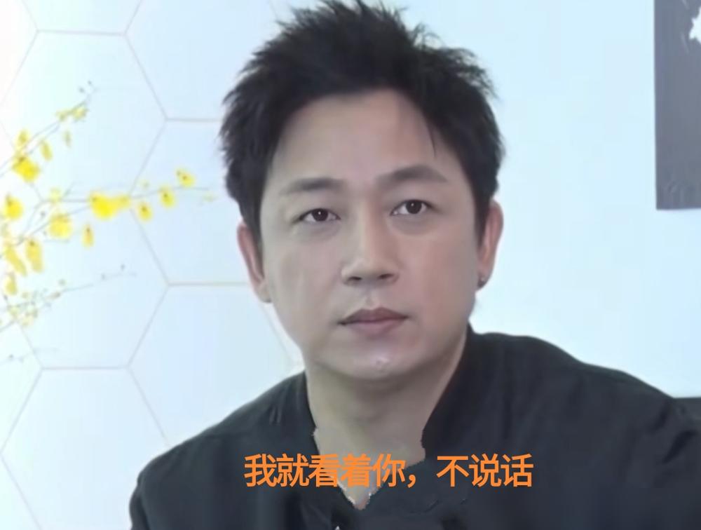 记者镜头怼脸，问潘粤明是不是又胖了，他摸着脸说：盐吃多了。
 
你以为他真在聊养