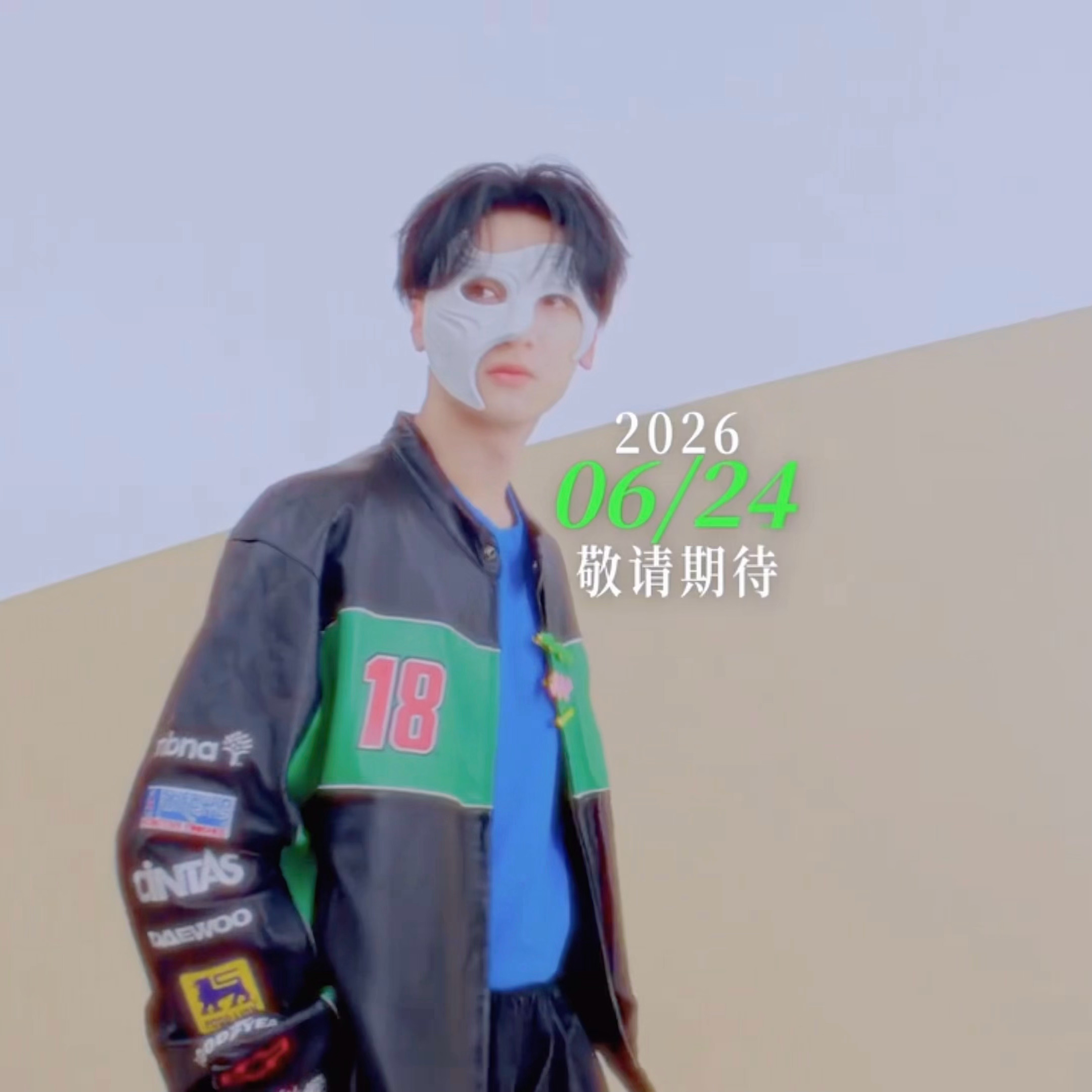 游乐娃子他真戴着面具来了 