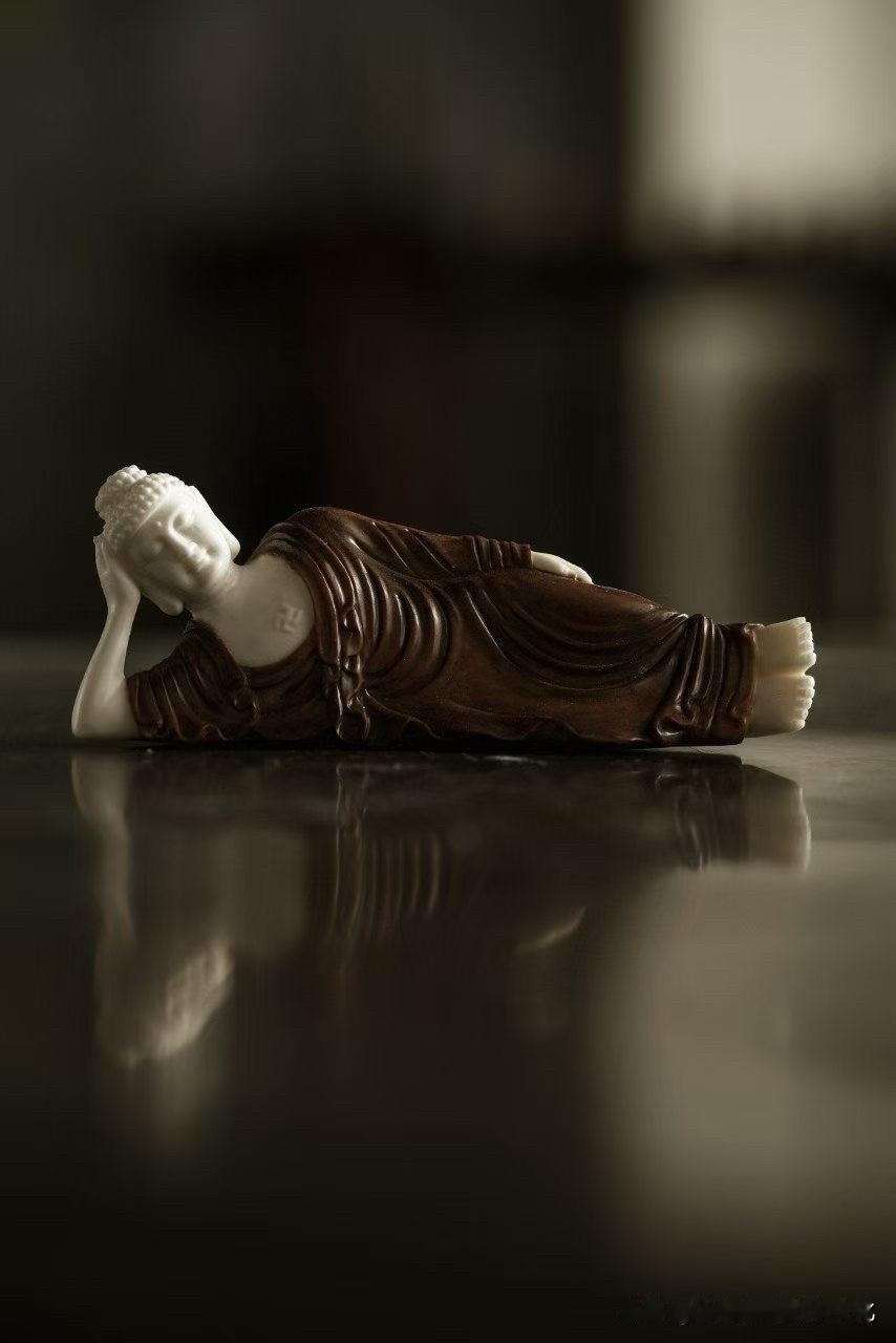 有些卧佛，一眼看去就让人松下来。
不是庄严压人，而是一种真正的“自在”。

这一