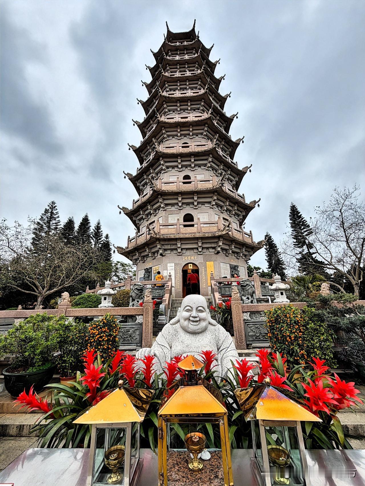 探寻千佛塔，求长寿秘诀。

我喜欢广东省的梅州，它被誉为“世界客都”，是一历史文