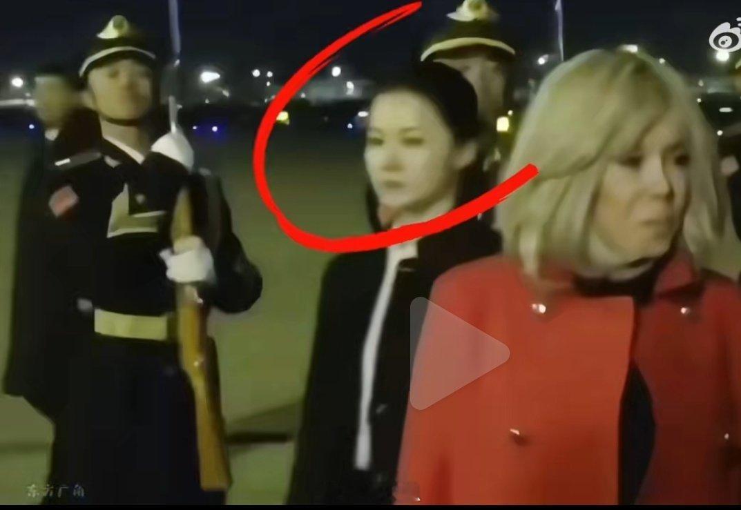 马克龙妻子的保镖又是严月霞？！这位女保镖曾给叙利亚总统夫人和泰国总理佩通坦担任过
