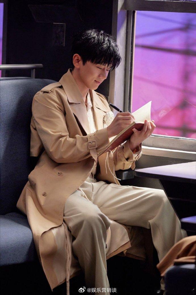 张杰单膝下跪 谁被这个画面破防！张杰单膝下跪，这份仪式感满含真心，是歌手与粉丝之