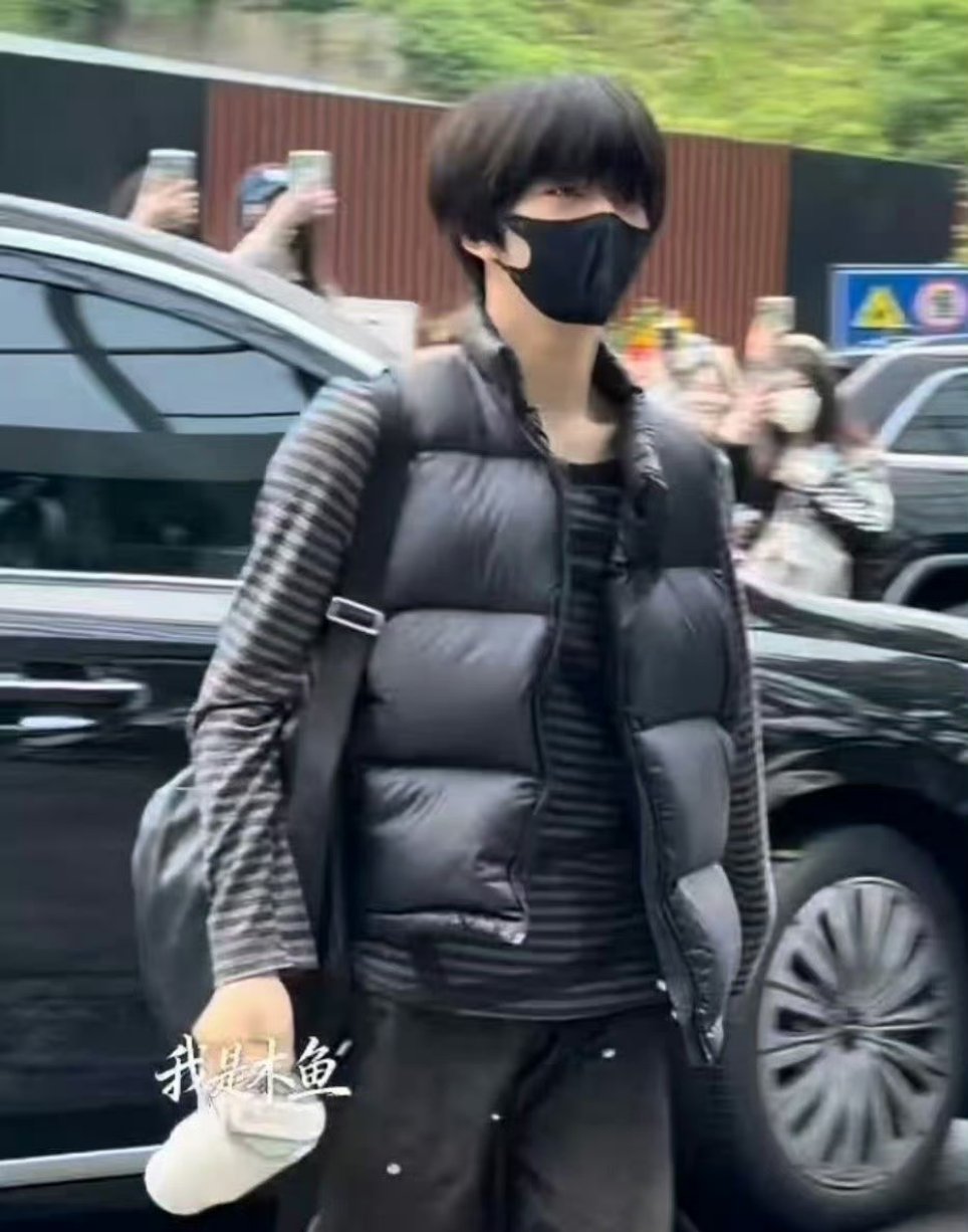 王橹杰张函瑞穿同款上班王橹杰张函瑞同款条纹衫王橹杰张函瑞穿同款衣服上班 