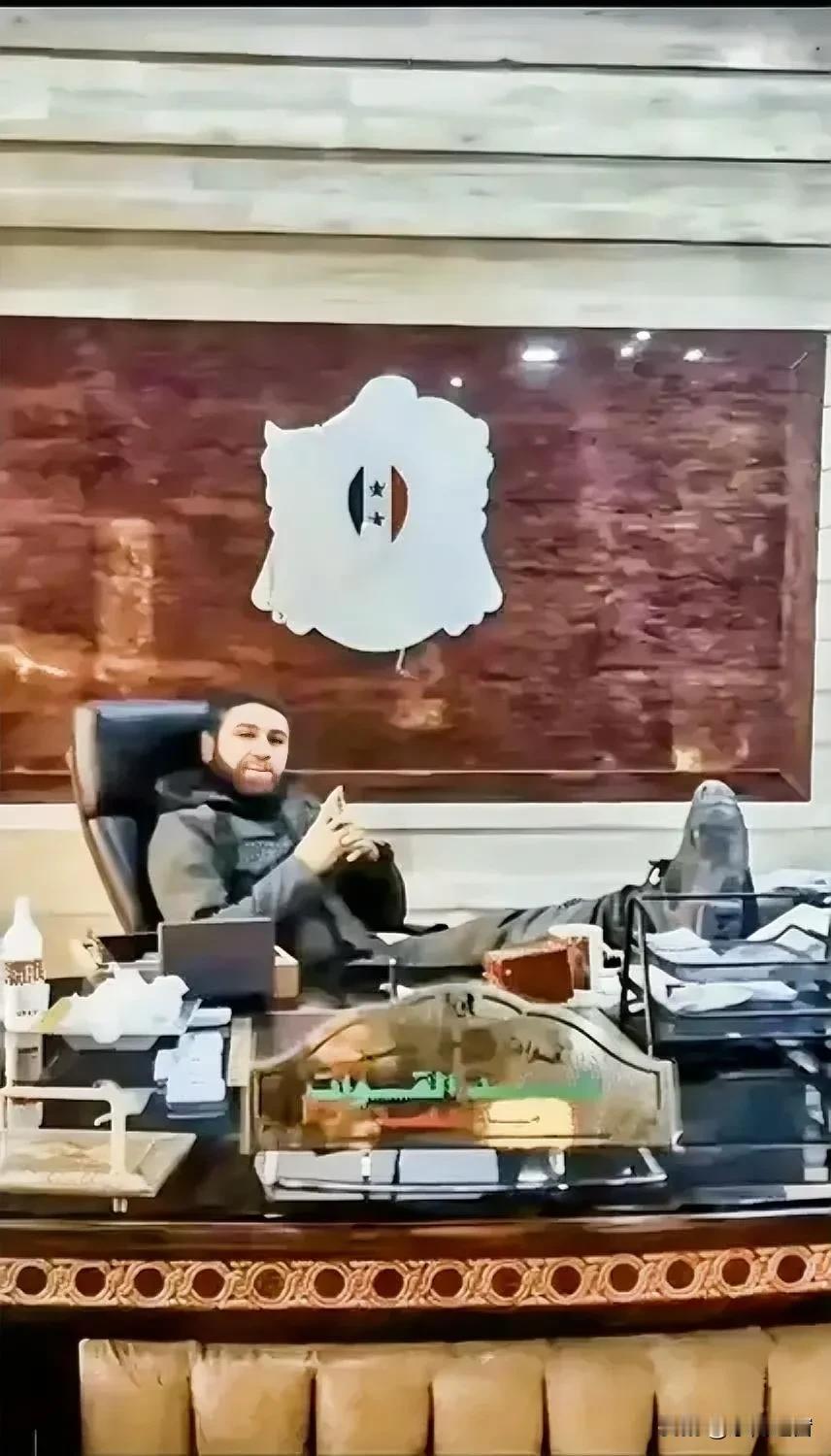 这位惬意地坐在阿萨德办公室，架着脚，一副小人得志的模样的人，就是‌叙利亚反对派组