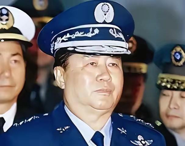 台湾首任军事大学校长，退役上将夏瀛洲说：当年佩洛西窜台，解放军趁势突破了海峡中线