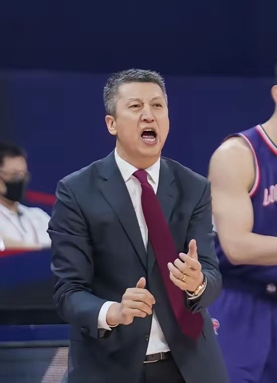 在韩国客场，兵败如山倒，最多时候落后32分，76-90惨败于对手，世预赛遭对手双