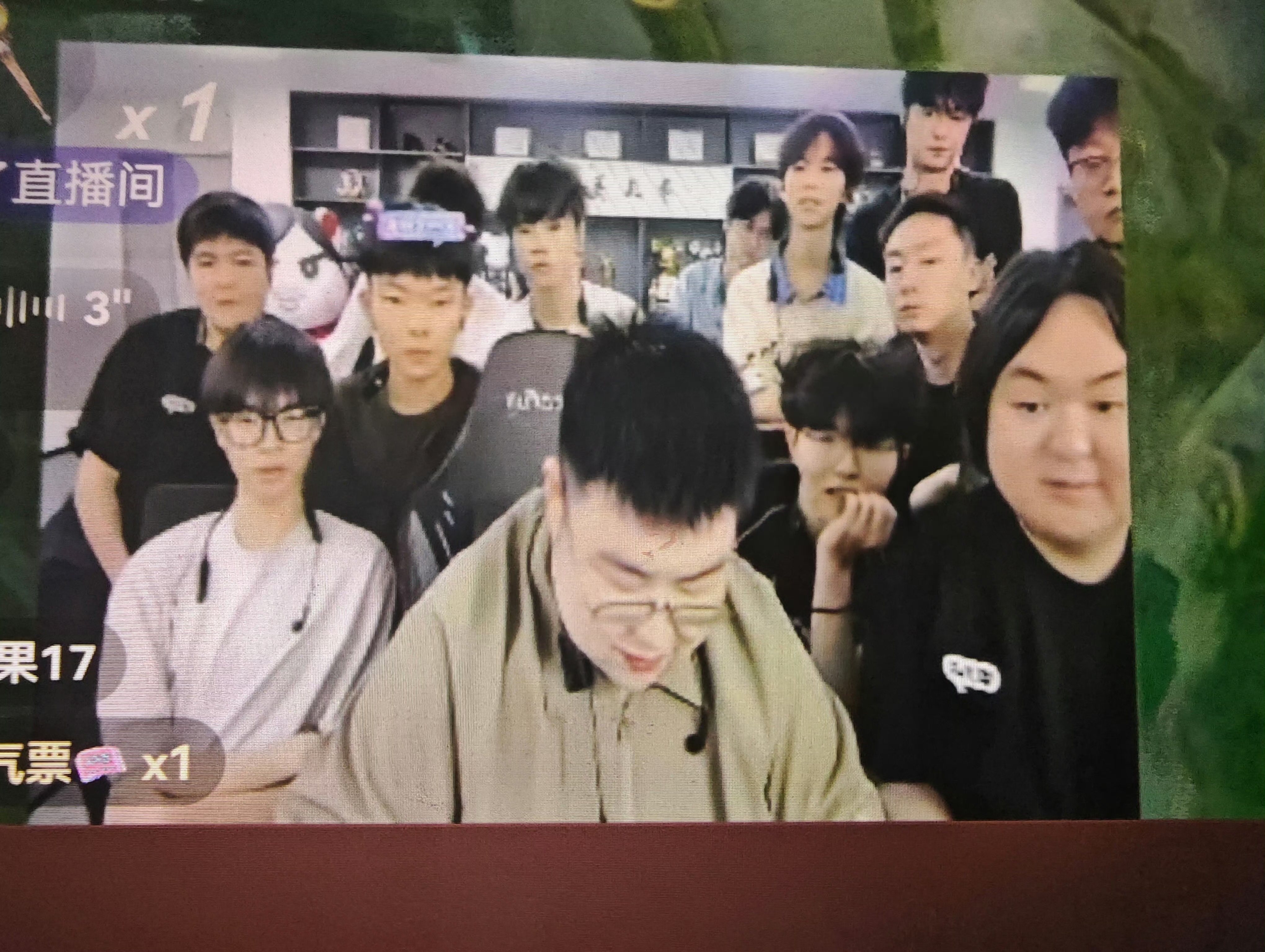 昨天小胖在陈伯直播间参加王者狙击赛，直播间观众高峰时候有180w人这次比赛胜利队