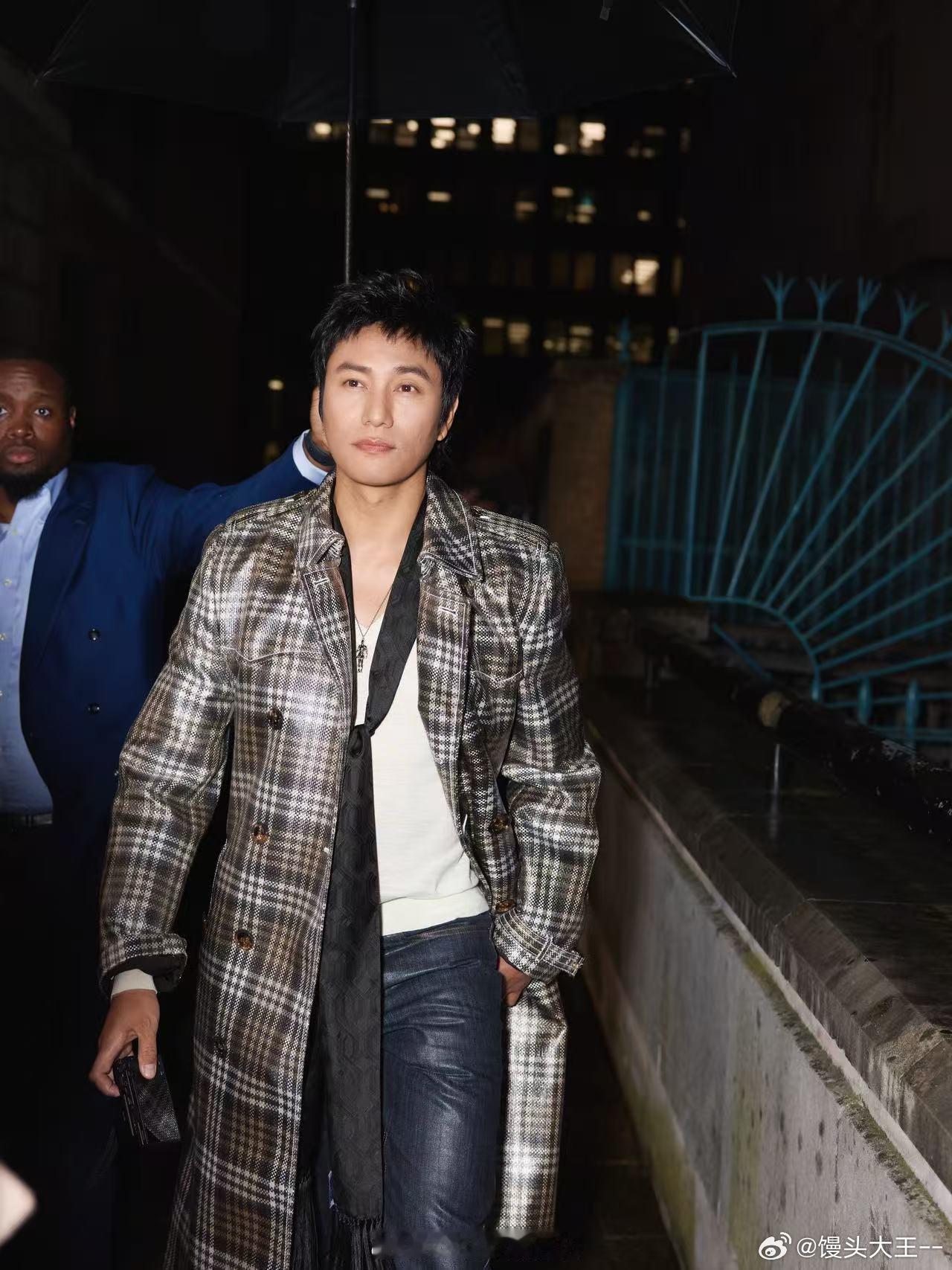 陈坤也有撑伞神图了 伦敦这场雨下得太是时候了，直接把陈坤的氛围感拉满，撑伞走在街