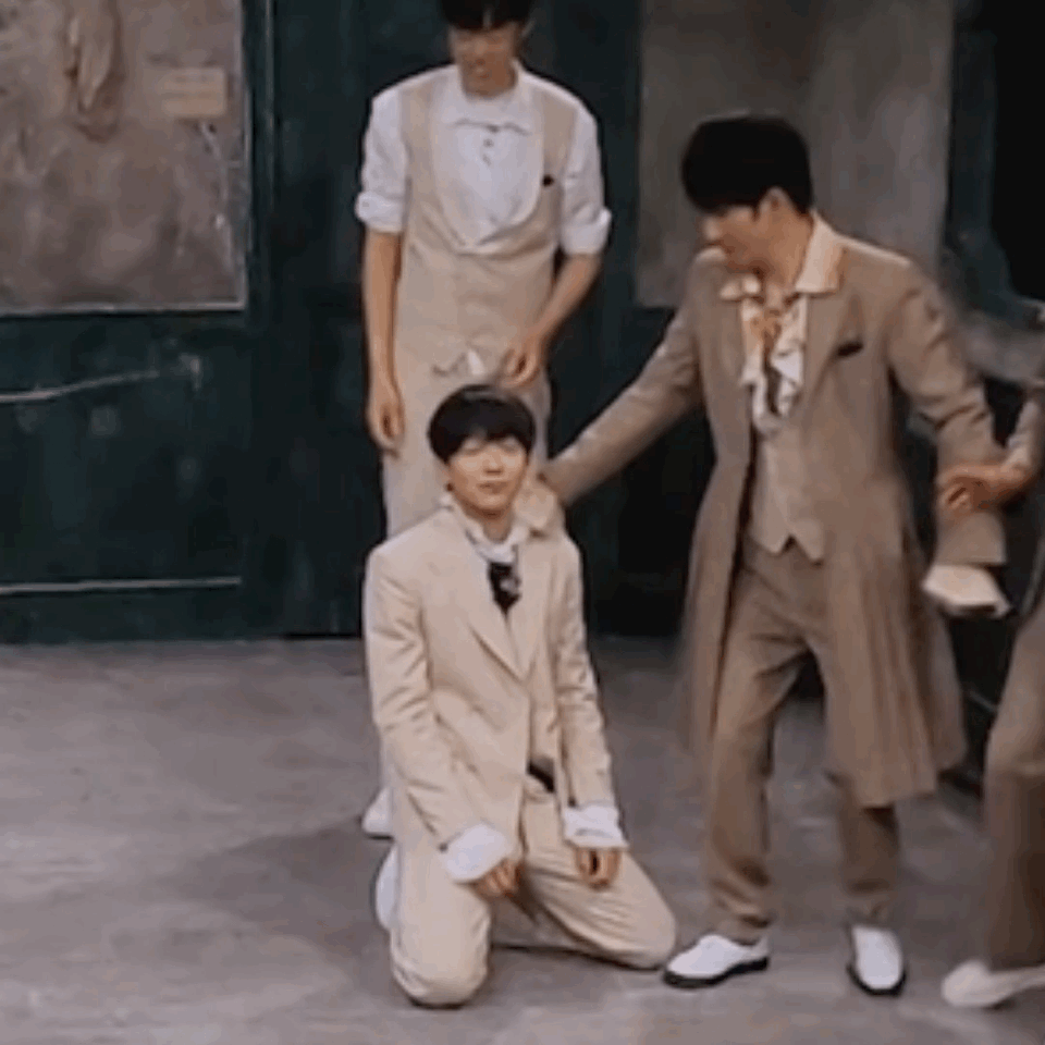 #彭昱畅密逃6官宣#哈哈哈，彭彭的膝盖又要经受考验了，但只要是你在，密逃就充满了