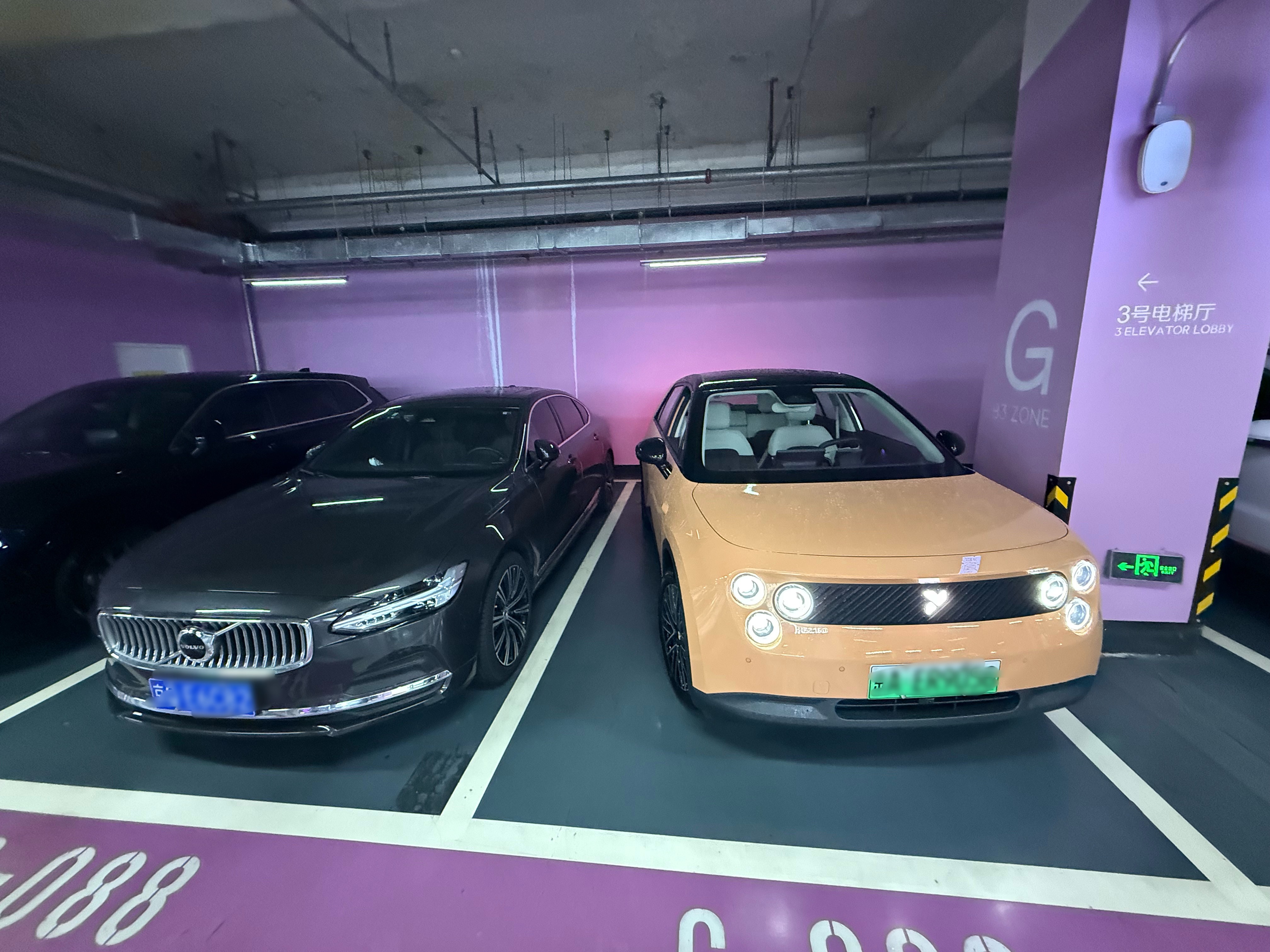 在北京像我这么有素质的停车人不多了……..会给隔壁车预留出上车的空间