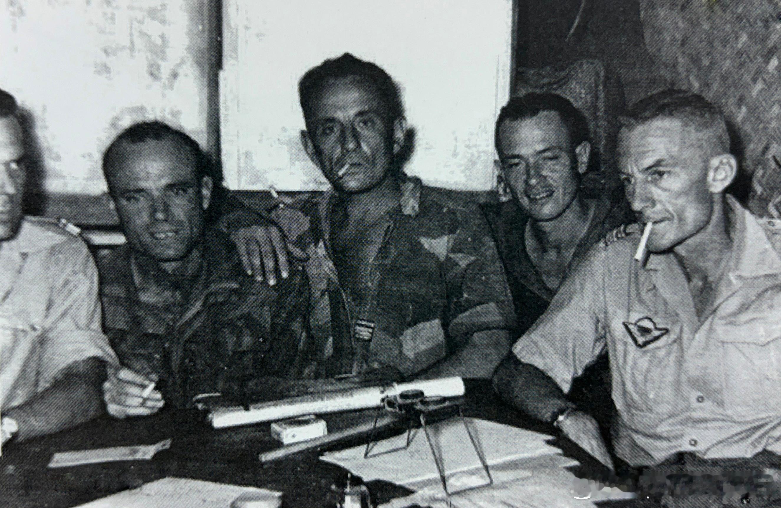 1953年在奠边府法军的伞兵指挥官们。左起Pierre Langlais中校、M