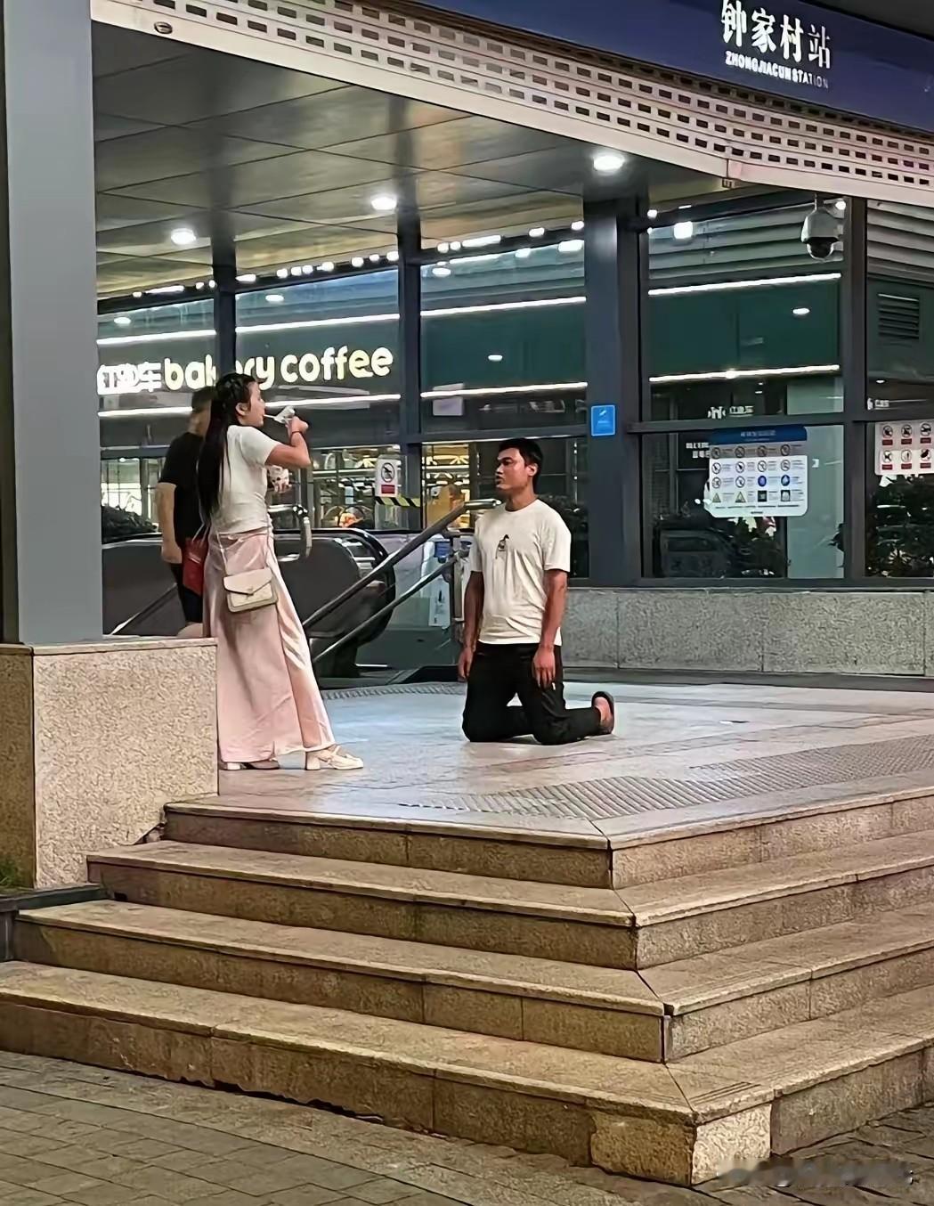 爱里可以主动，可以迁就，可以放下身段，但唯独不能丢掉自尊。

一味讨好换不来真心