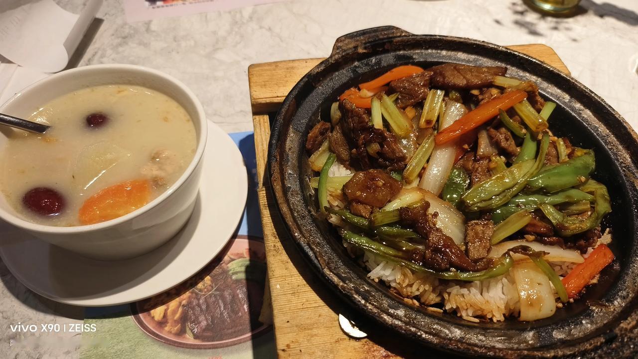 分享每日午餐小炒肉煲仔饭，明火例汤。冬天的一餐热乎乎的饭，次饱饱扛冻啊[比心][