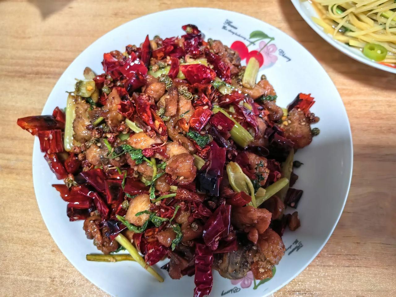 昨天做的晚餐，干煸辣子鸡，酸辣土豆丝，嫩牛芦笋，还熬了大米绿豆粥，老公吃的特别开