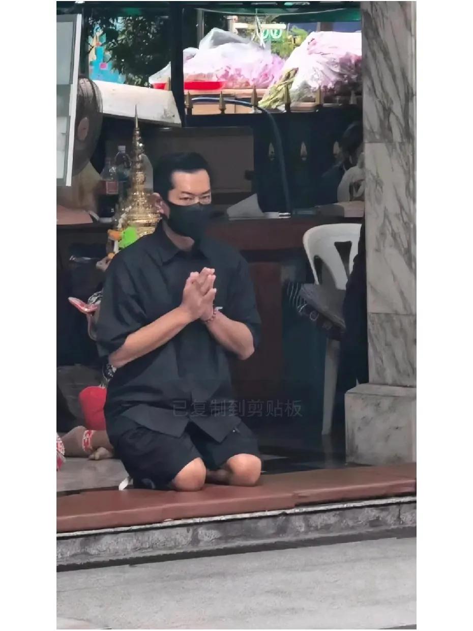 影帝古天乐现身曼谷街头，在爱侣湾酒店前朝拜四面神。要知道泰国有些地方邪门的很，去