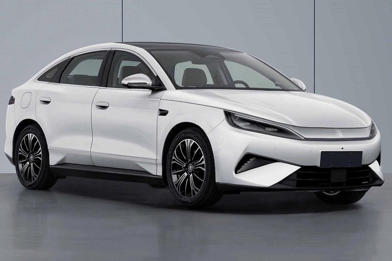 比亚迪秦MAX DM这车就是冲着“更大号秦L DM-i”去的。2820mm轴距、