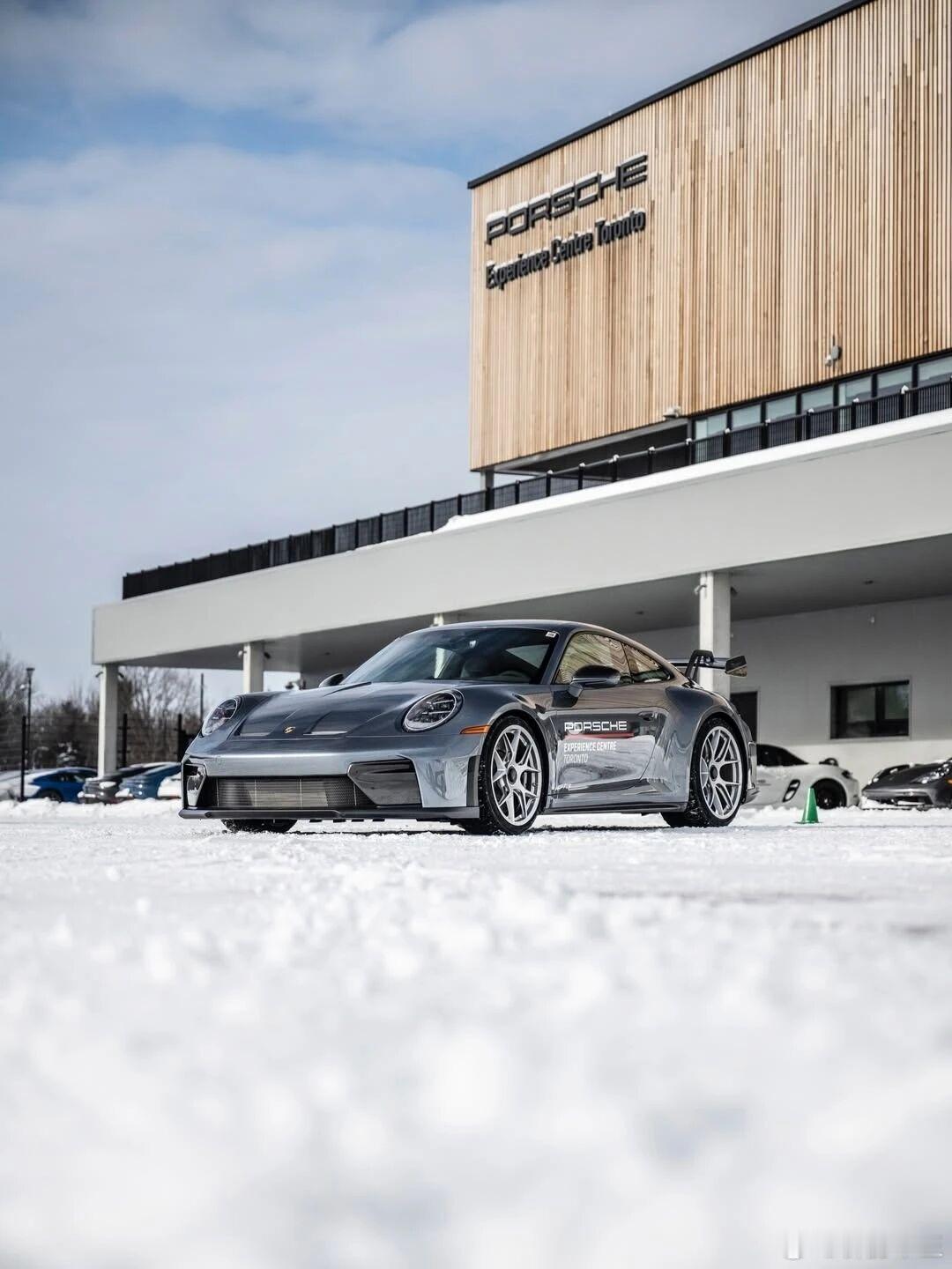 下雪雪中保时捷911 GT3是真的帅啊