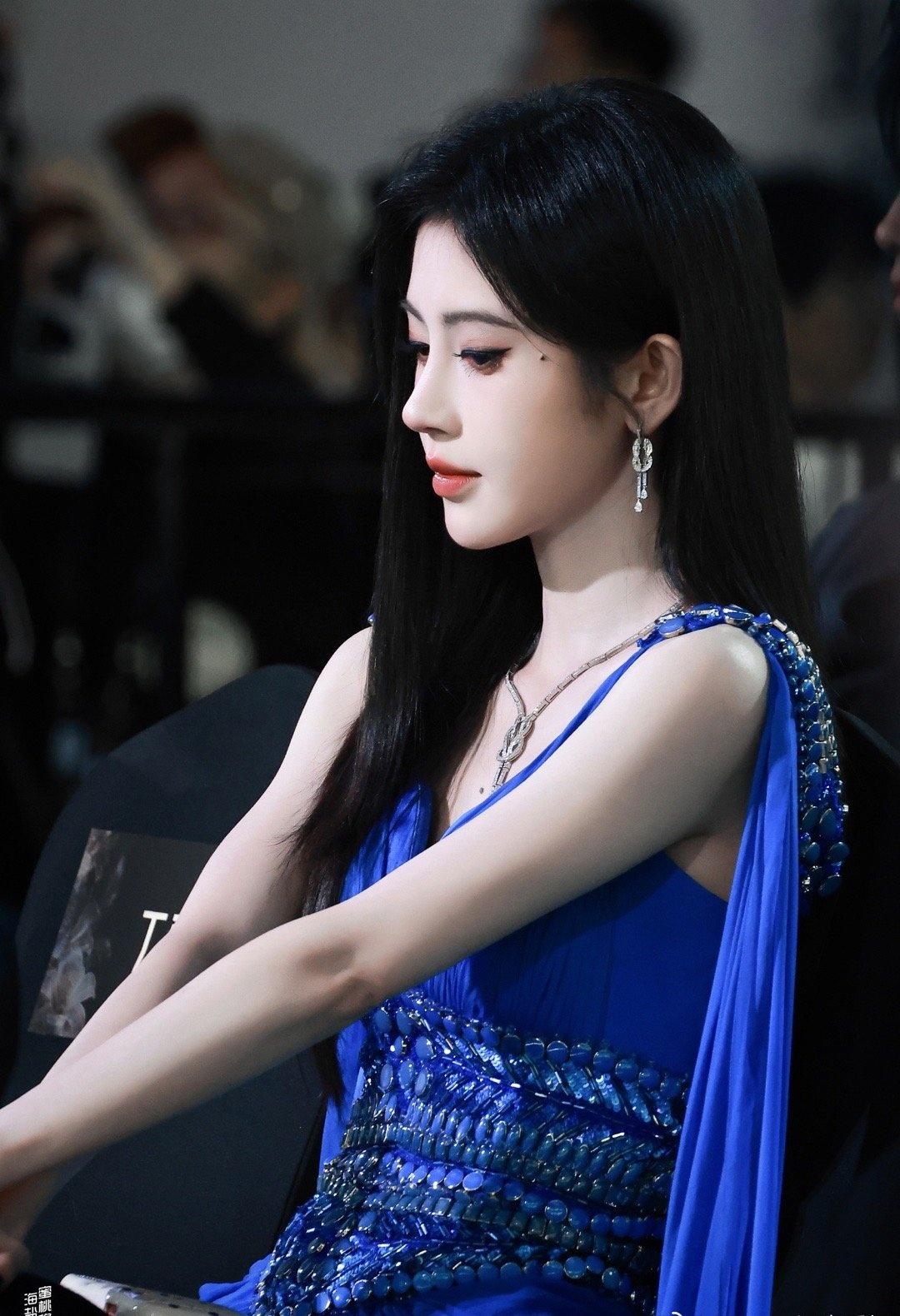 💙鞠婧祎 💙鞠婧祎前踪杳杳后途昭昭 

“炽热的阳光与街道的繁荣，都在告诉我