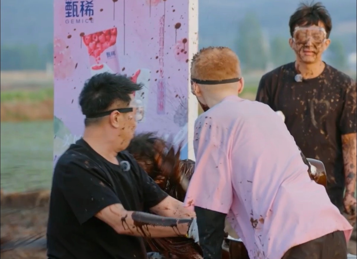鹿晗给了王勉一大黑泥巴子 五哈名场面预定！鹿晗这一下毫不留情，满满一瓢黑泥巴尽数