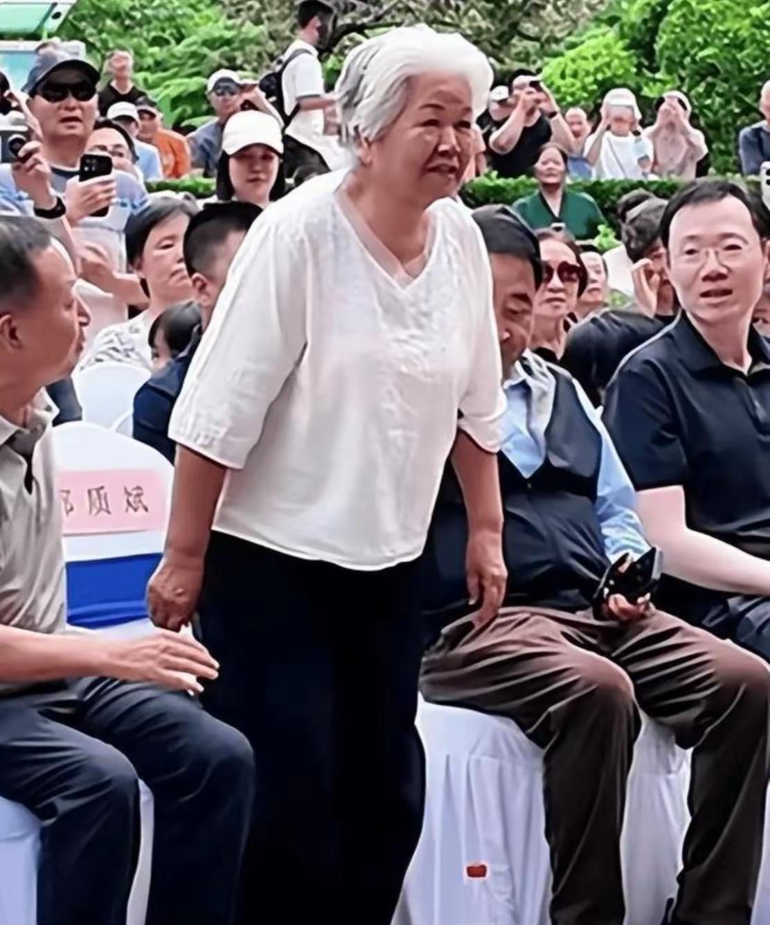 一脸慈祥的老太太，她曾是中央电视台最优秀的播音主持，你还能认出她是谁吗？
