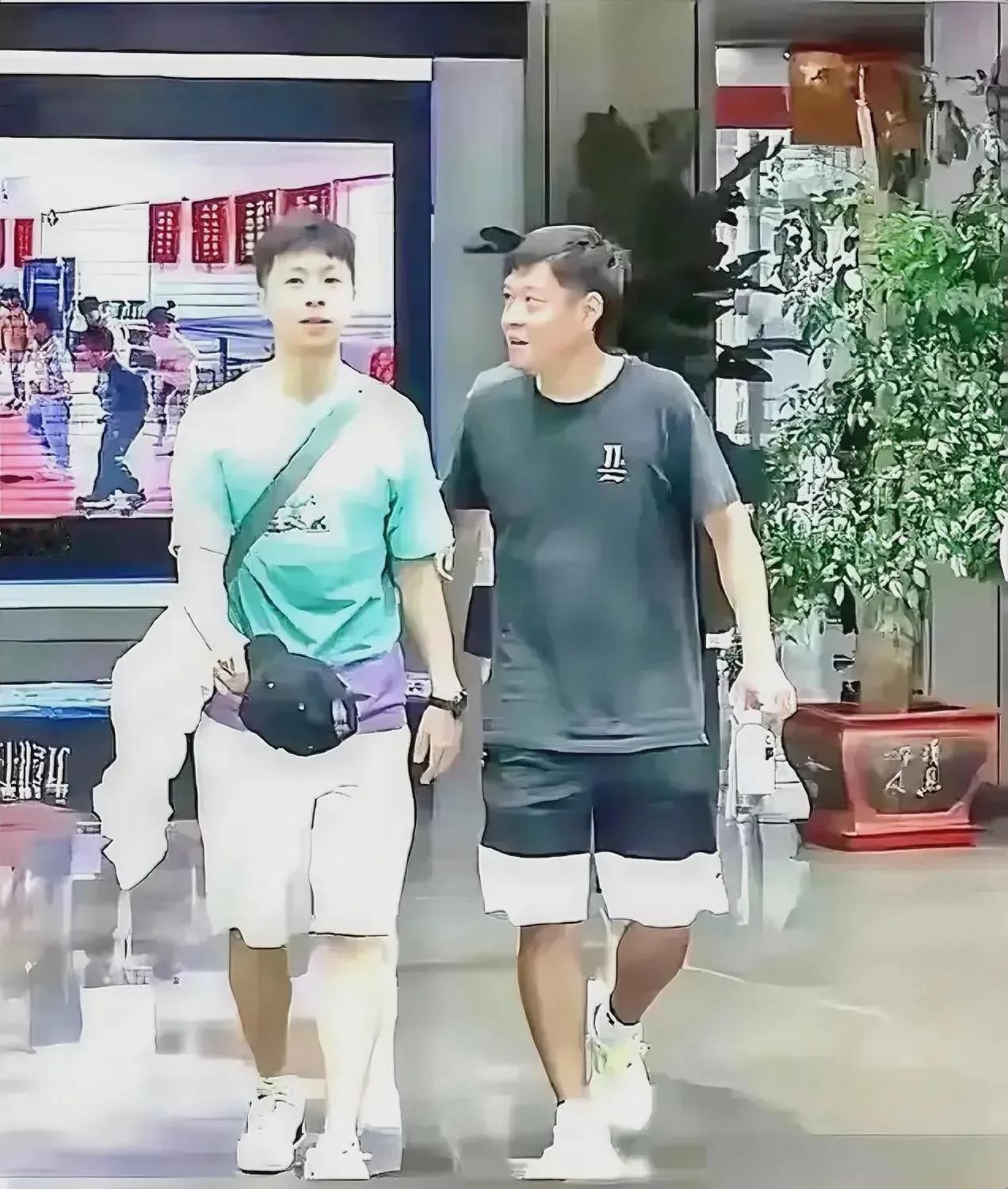邱贻可：嘻嘻龙弟，去哪玩，带上我！
马龙：不嘻嘻！
邱贻可：嘻嘻莎莎，吃个香蕉，