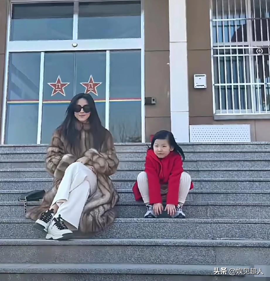 别总说朱珠是京圈名媛，真小看她了。
过年她去看望百岁奶奶，那地方可不是一般有钱人