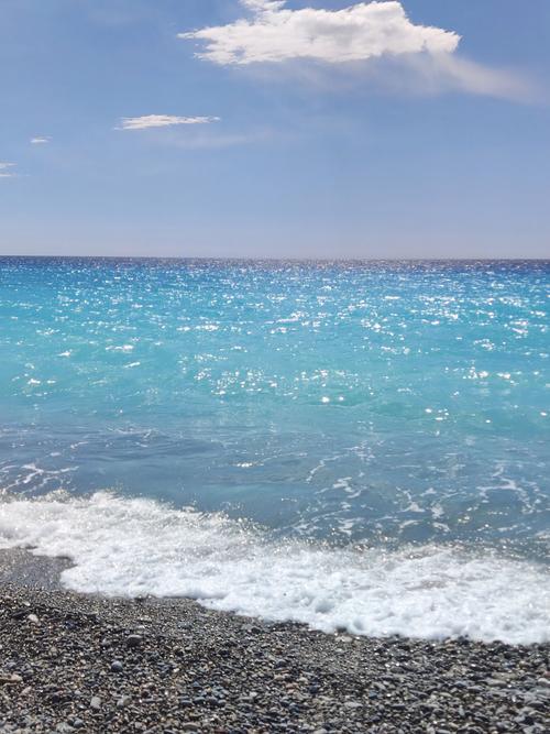 古人说：“山中何事？松花酿酒，春水煎茶。”王维笔下“行到水穷处，坐看云起时”的从