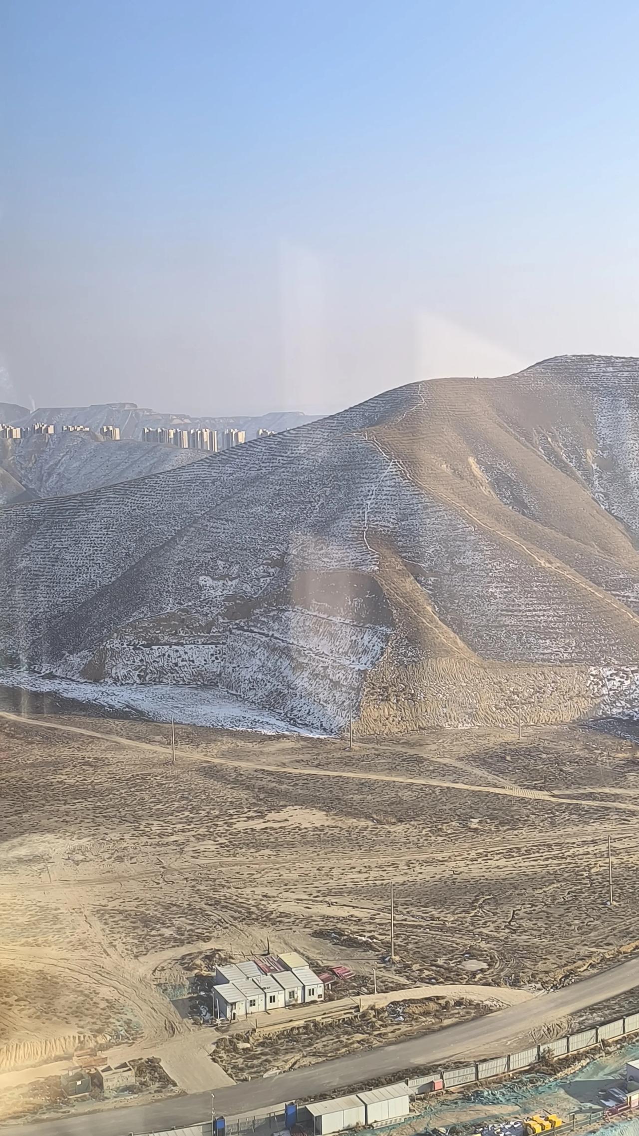 山上背阴处还有点雪，