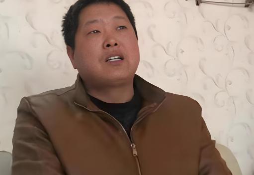 1995 年，退伍老兵等不来安置，南下蹬三轮打零工熬了 23 年，47 岁那年在