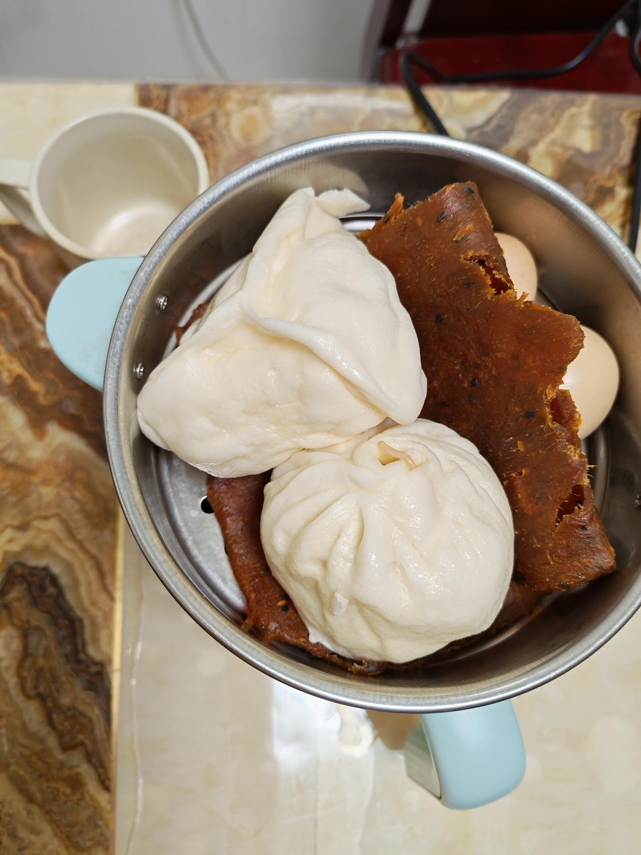 今日份烟火气早餐✨
 
 早起的快乐，是这笼热气腾腾的早餐给的～
暄软的大包子，