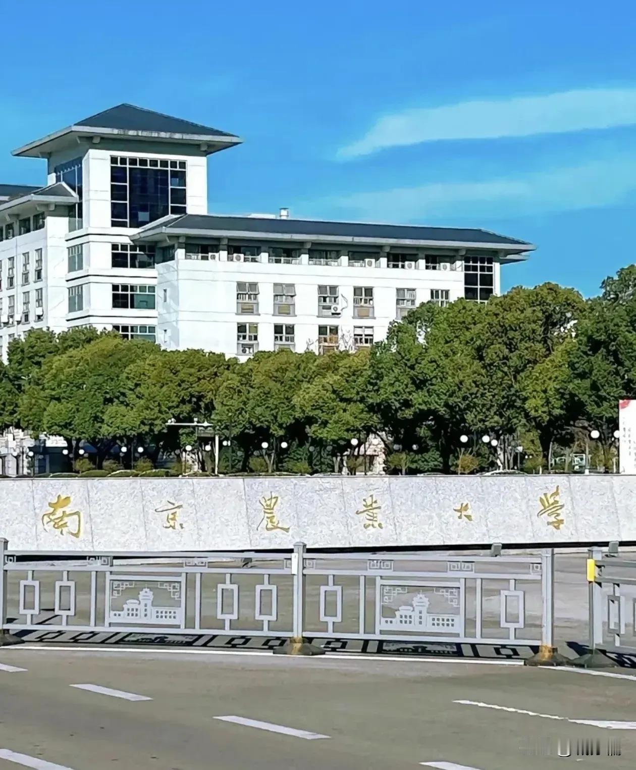 您提到的南京和武汉地区高校之间的分数线对比确实反映了考生在选择高校时的一种倾向性