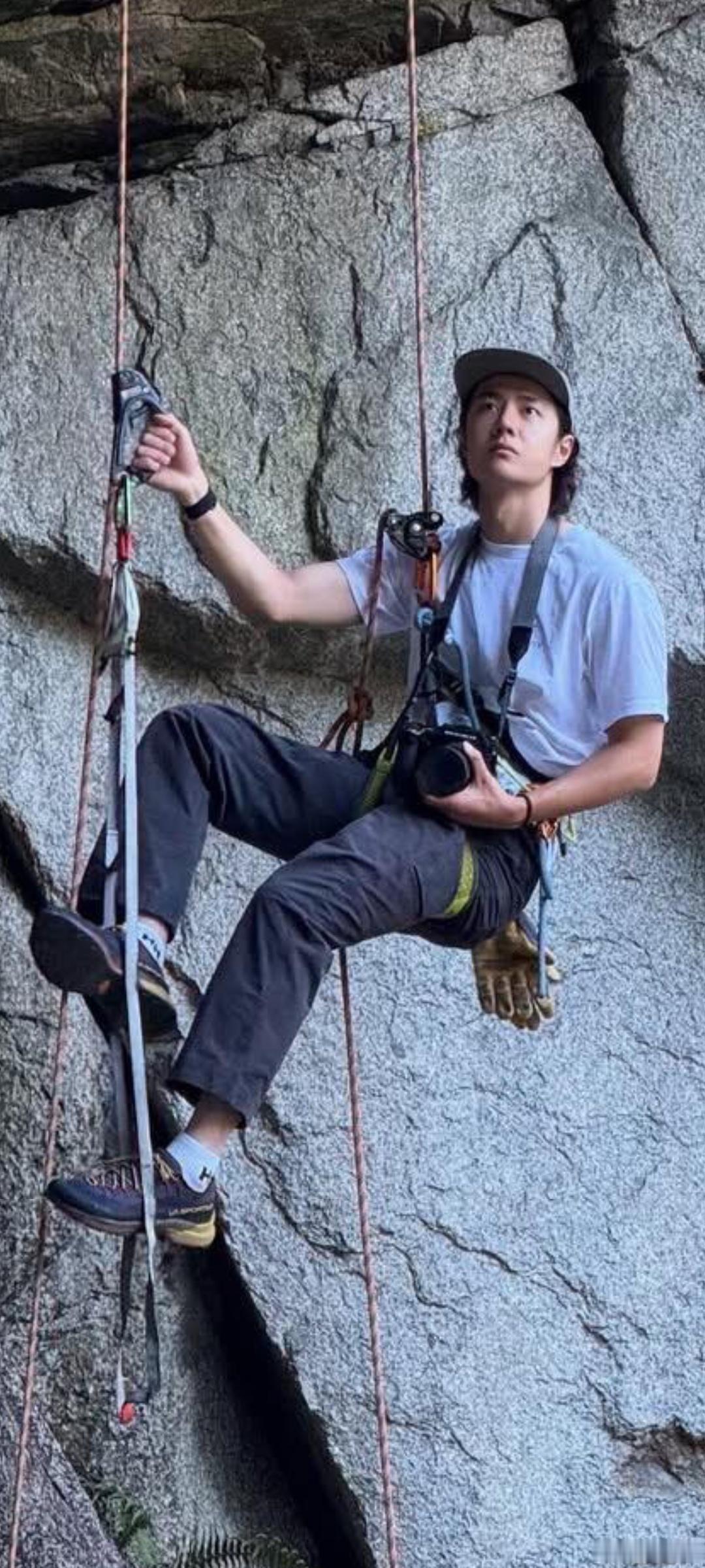 吊在半空中都端着相机📷，都在拍！！肖老师啊，我看这“浪漫”一点也不“笨拙”，怪