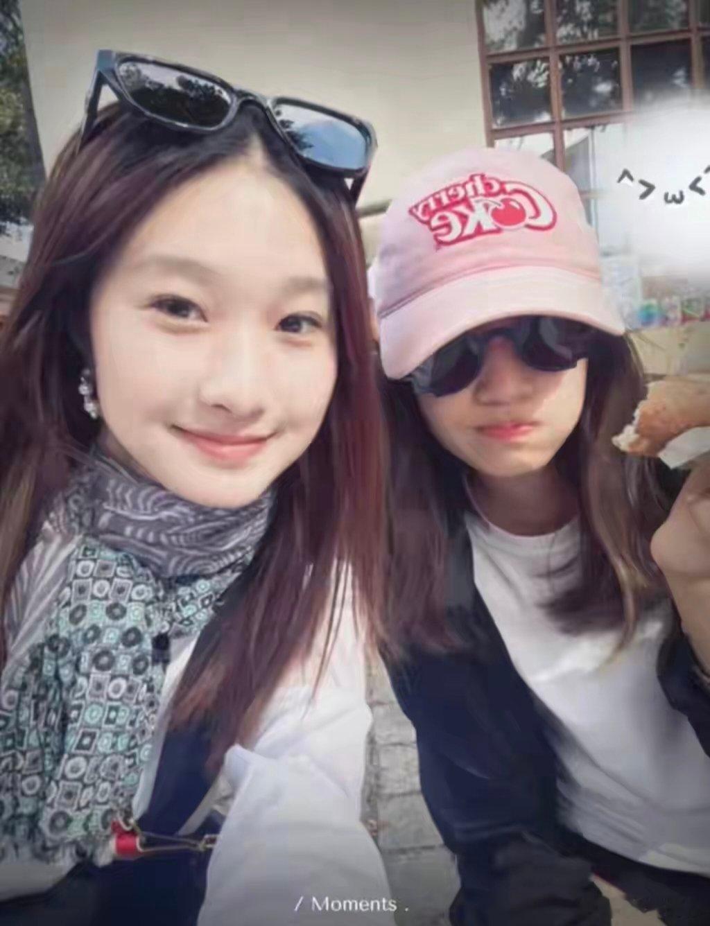 文章马伊琍大女儿文君竹晒出和妹妹哎哟喂的出游照，姐妹俩互动超有爱。 