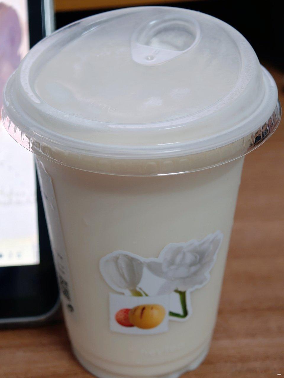 喜茶的茉荔鲜加奶还行，比较清爽，就是没什么荔枝味 