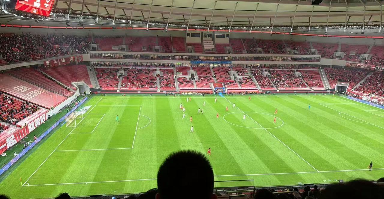 图一是上海海港主场，人数明显没有图二所说的16636人那么多。
就白玉碗的座位数