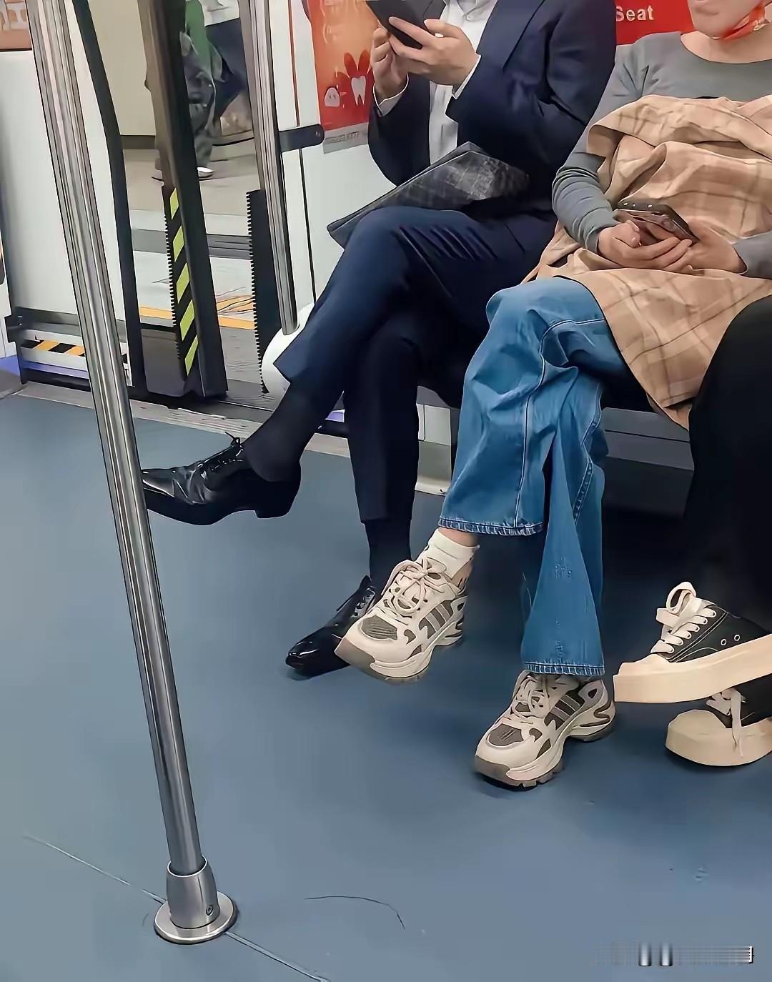 地铁上看到的，这三位乘客当中，其中有一个人穿着一双鞋子的价值，够坐办公室白领一个