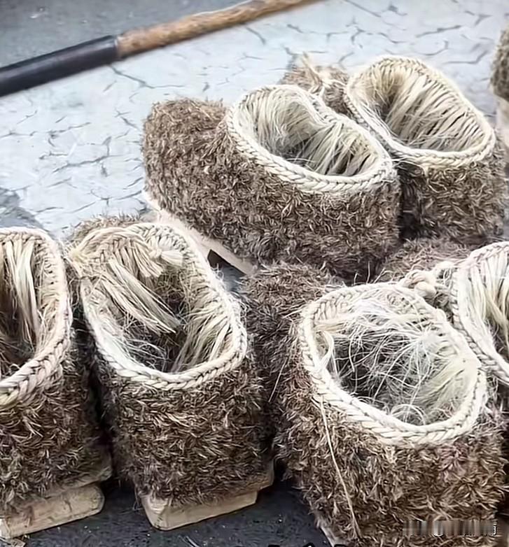 这样的手艺快失传了
小时候穿过，确实暖和
就是穿过后脚上有毛毛[捂脸]

以前我