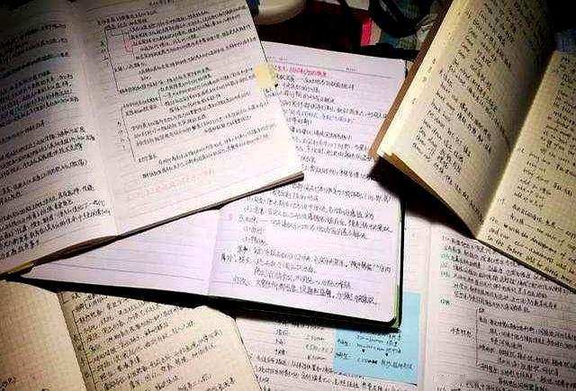铃声落下时，最该放下的不是笔，是心。
考场外，家长追问“怎么样”，两个学生还在琢