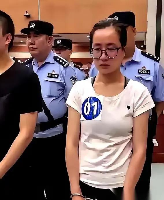 警察冲进硕士课堂铐走文静女生这幕，直接让全场汗毛倒竖！
 
老师都懵了，追着问是