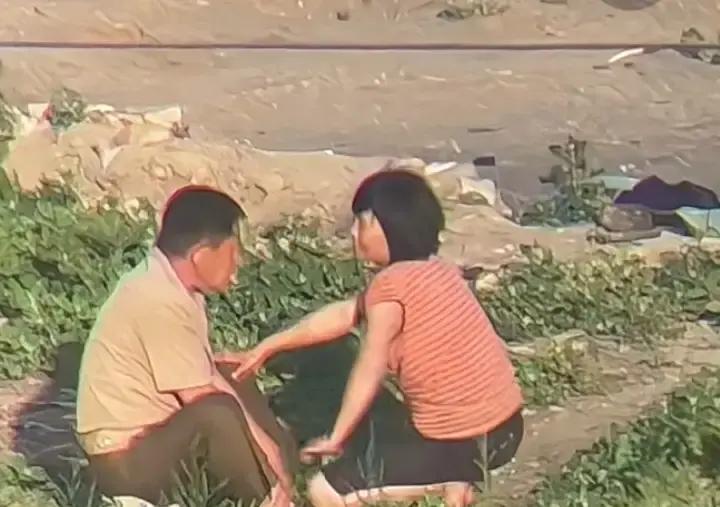 朝鲜那边女娃比男娃多一大截，我隔着鸭绿江都能感觉到她们找对象的压力。

对岸姑娘