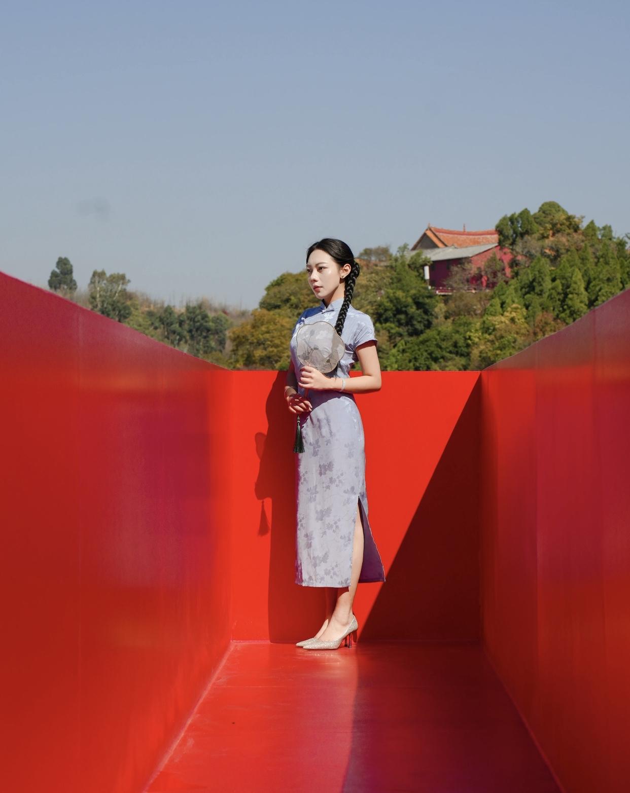 怎样穿搭知性又显身材?夏日清凉，绿意盎然，扇子轻摇，优雅自在。