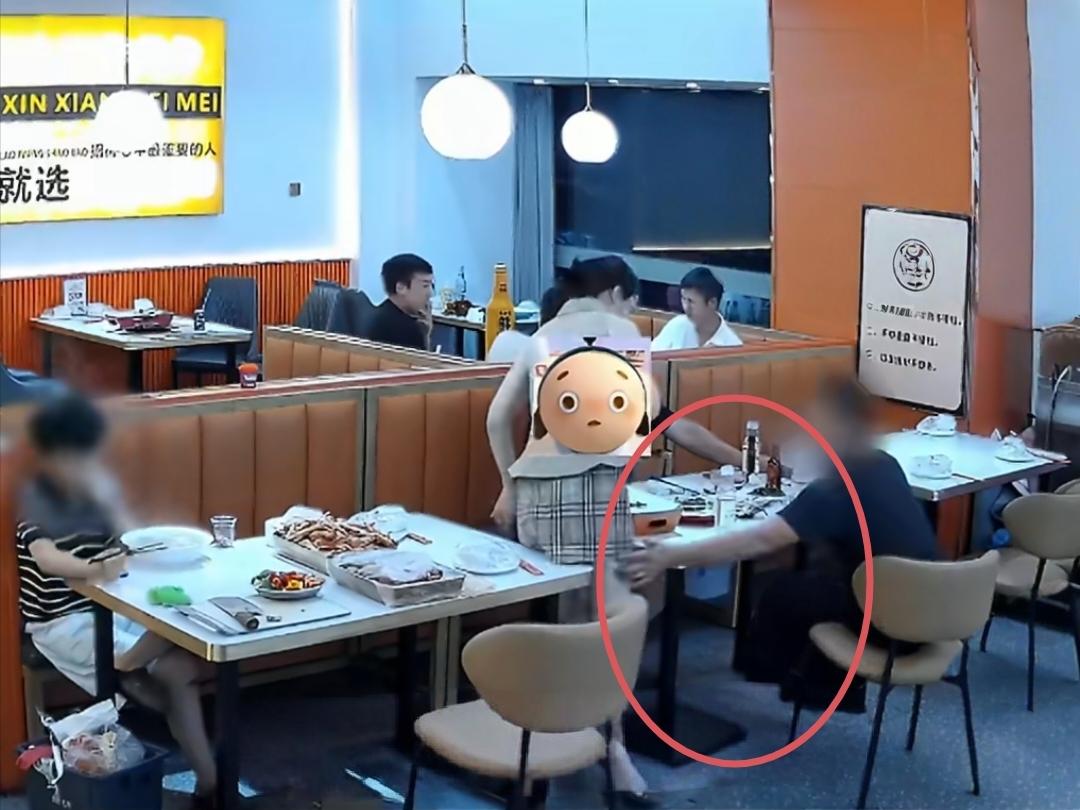 南京烧烤店里一名男子酒后伸咸猪手摸老板娘屁股，丈夫愤怒已报警维权！
 
6月30